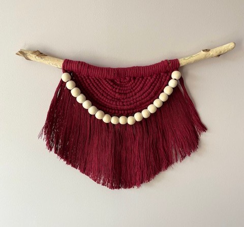Macramé mural bordeau et perles