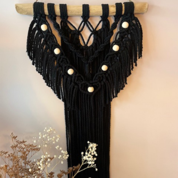 Tenture macramé noir ébène et perles