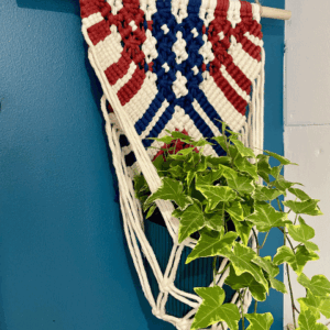 Porte-plante en macramé – Écru, Bordeaux & Bleu