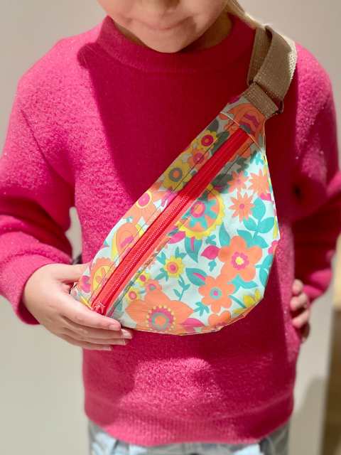 Sac Banane Enfant Fleuri – Tissu Enduit Brillant Flashy – Image 2