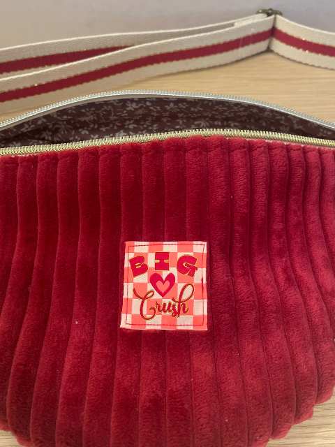 Sac banane bicolore velours bordeaux et cœur – Image 3