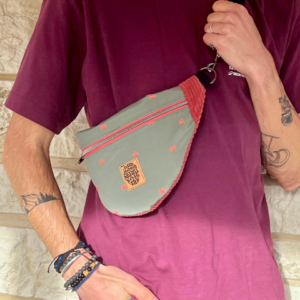 Sac banane homme bicolore vieux rose et kaki motif crabe