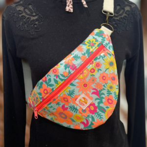 Sac banane en tissu enduit brillant fleuri et flashy