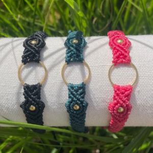 Bracelet micro macramé avec anneau doré