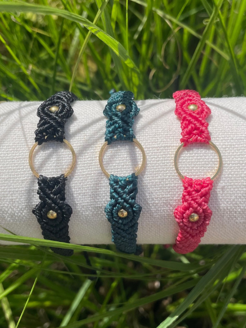 Bracelet micro macramé avec anneau doré